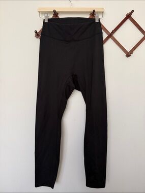 437 The Essentials Legging in Black - Size L
